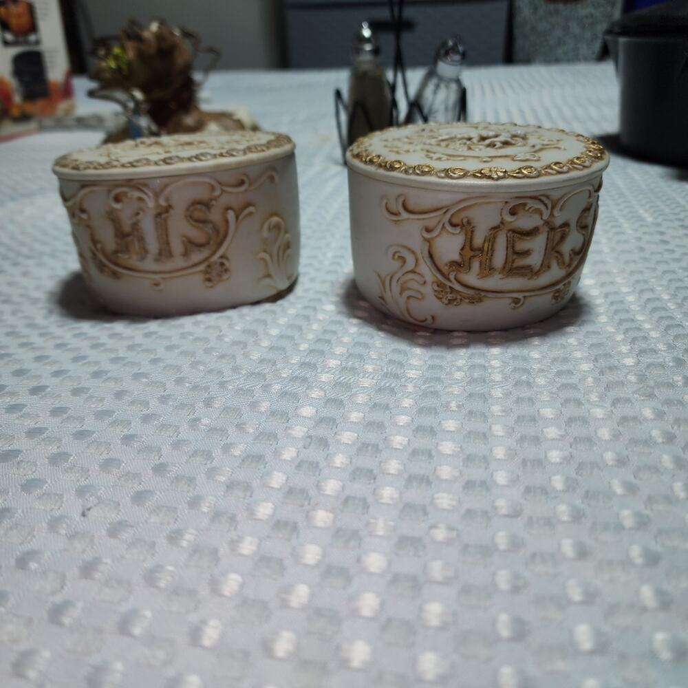 LEFTON EUC VINTAGE HIS & HERS BISQUE CHERUB VANITY ROUND TRINKET BOXES SET